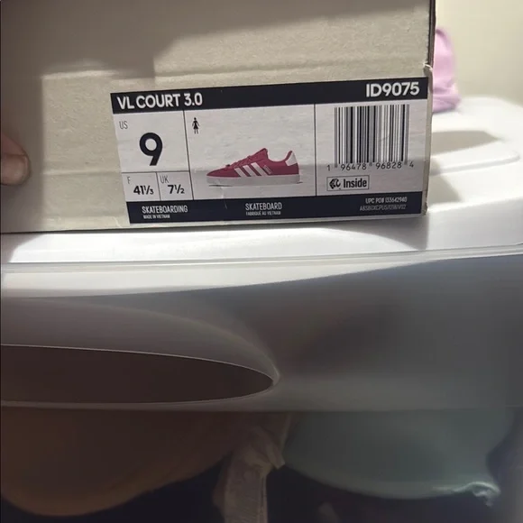 Adidas Pink Sneakers with Classic Low-Top Design - Picture 6 of 7